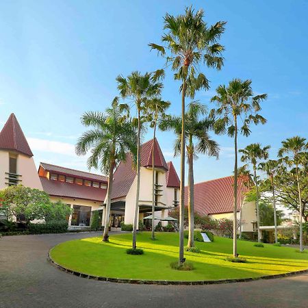 Grand Tropic Suites Hotel Surabaya Exterior photo