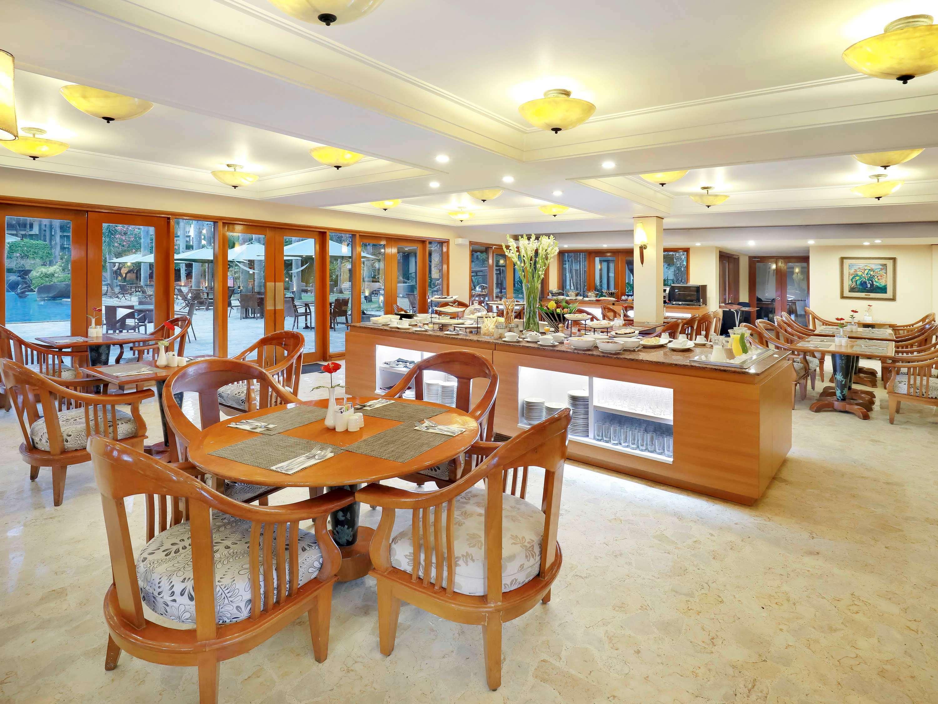 Grand Tropic Suites Hotel Surabaya Exterior photo
