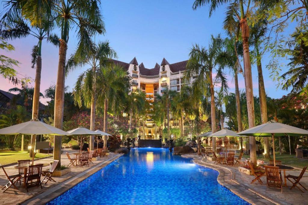 Grand Tropic Suites Hotel Surabaya Exterior photo